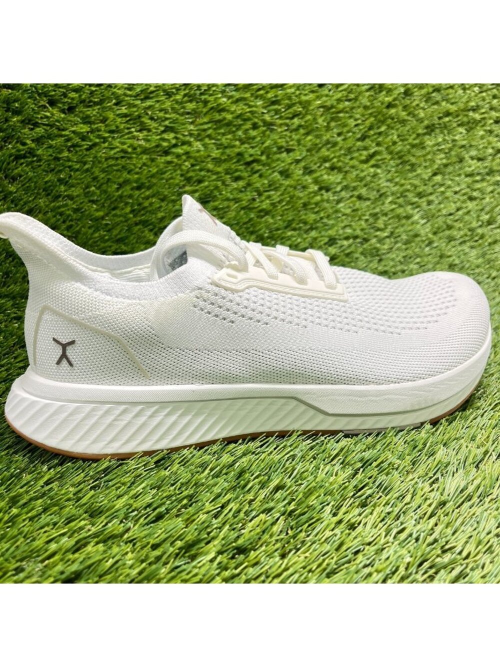 Flux Adapt Runner White Gum Mens Size 9 Womens Size 10.5 Athletic Knit Shoes